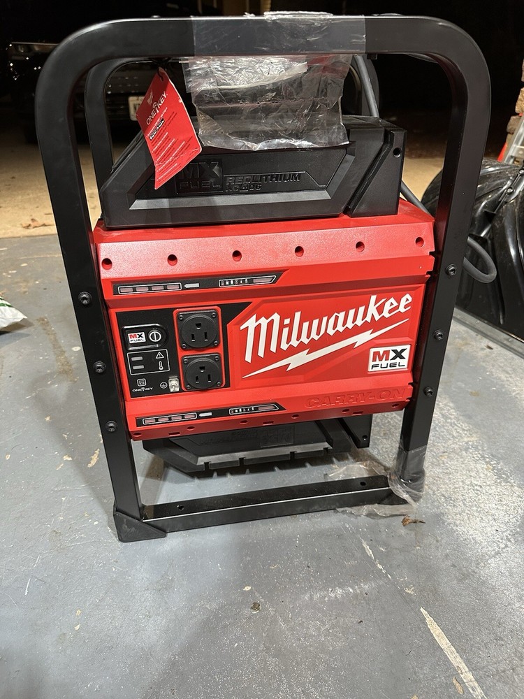 Milwaukee MX FUEL 3600W/1800W Power Supply Generator Kit With (4) Batteries