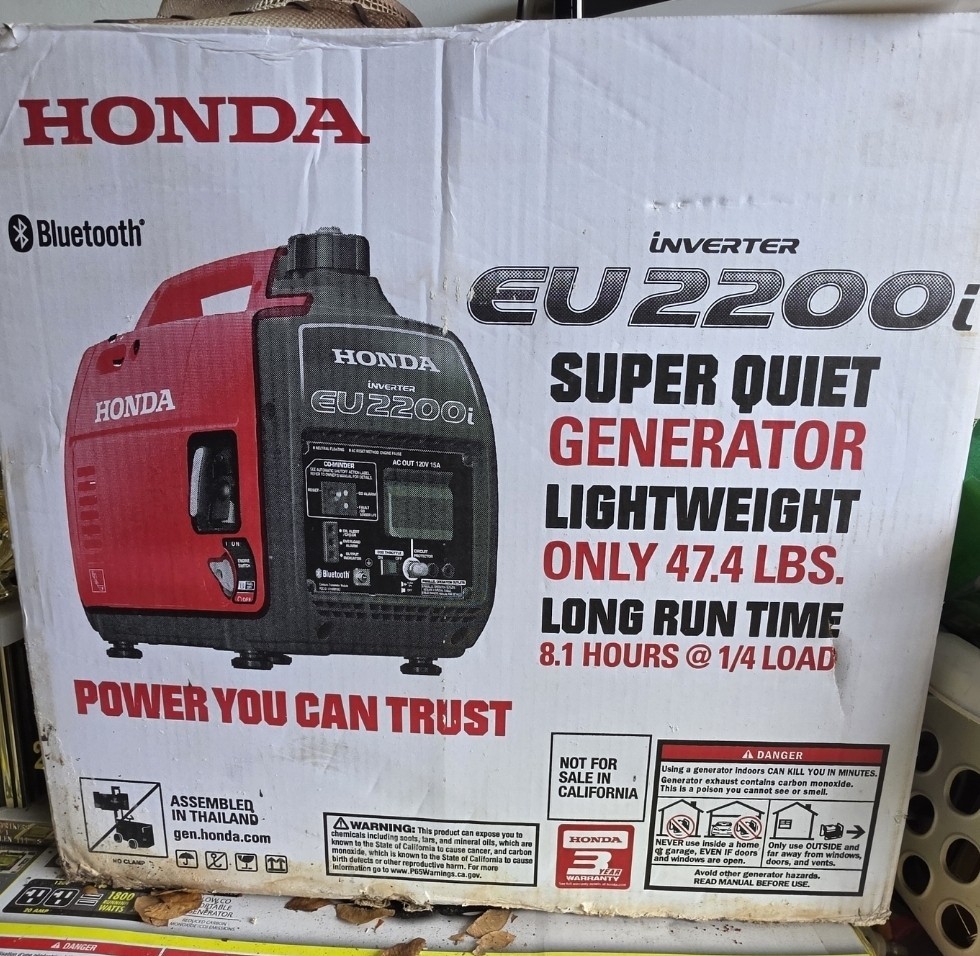 Honda EU2200i Inverter Generator Super Quiet Lightweight Bluetooth 8.1hr 47.4lbs