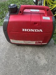 Honda EU2200i 2200W Super Quiet Enclosed Inverter Generator CO-MINDER Runs Great