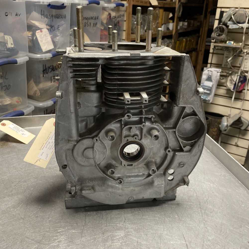 OEM GOOD USED WISCONSIN ROBIN WI-390 8000482 STD.CYLINDER BLOCK W/ VALVES