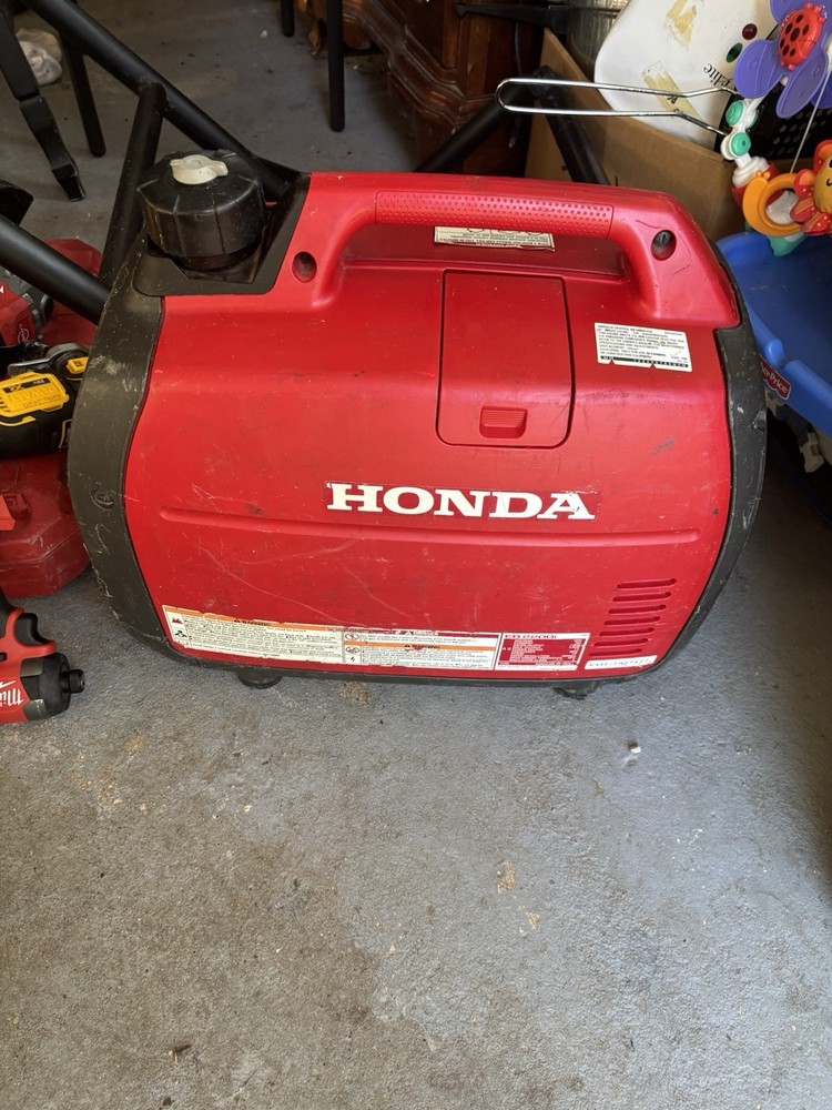 Honda EU2200i 2200W Super Quiet Enclosed Inverter Generator CO-MINDER Runs Great