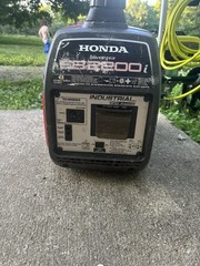 Honda EU2200i 2200W Super Quiet Enclosed Inverter Generator CO-MINDER Runs Great