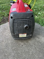 Honda EU2200i 2200W Super Quiet Enclosed Inverter Generator CO-MINDER Runs Great