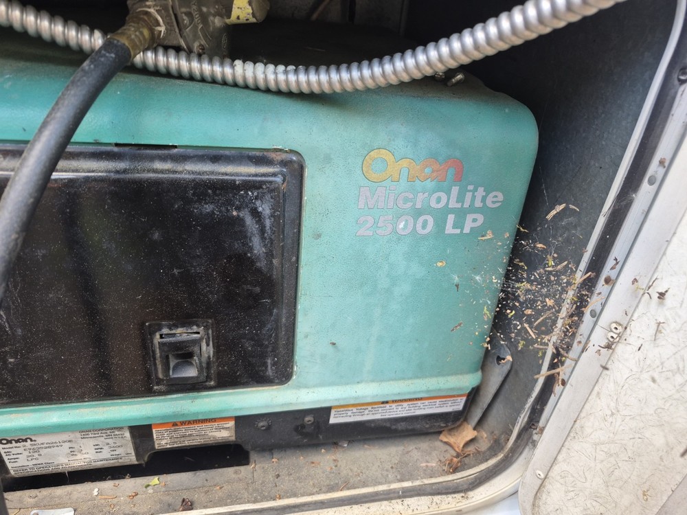 Onan MicroLite 2500 LP LPG Generator 2.5 kW 120V Electric Start 2.5KUFA26120E