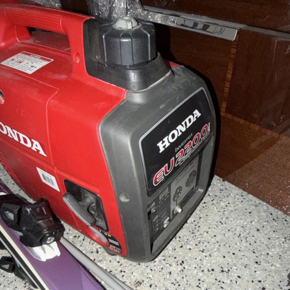 Honda EU2200i Portable Inverter Generator 120V Red Black