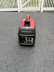 Honda EU2000i 2000W Portable Gasoline Inverter Generator 120V Red/Black-New Carb