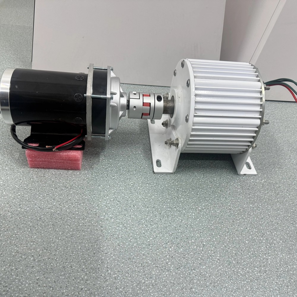 2000W Permanent Magnet Generator 220V Low Speeds 3 Phase With DC Motor