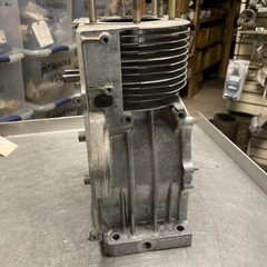 OEM GOOD USED WISCONSIN ROBIN WI-390 8000482 STD.CYLINDER BLOCK W/ VALVES
