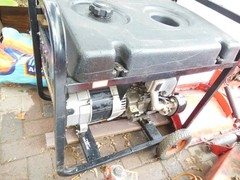 GENERAC GENERATOR, 5+KW TECUMSEH 10 HP MOTOR, HAND START, 5 GAL, GREAT COND.
